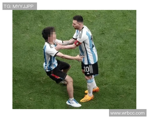 梅西在比赛中意外摔倒引发球迷热议与媒体关注的背后故事 梅西在比赛中意外摔倒引发球迷热议与媒体关注的背后故事