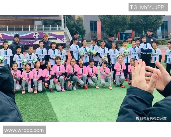 探索足球皮面材质的多样性与性能对比赛表现的影响分析 探索足球皮面材质的多样性与性能对比赛表现的影响分析