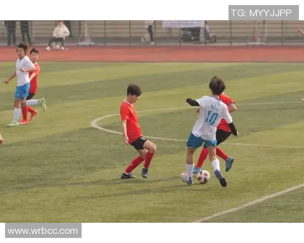 快乐的足球比赛带来的友谊与团结让每个人都感受到运动的魅力与激情 快乐的足球比赛带来的友谊与团结让每个人都感受到运动的魅力与激情